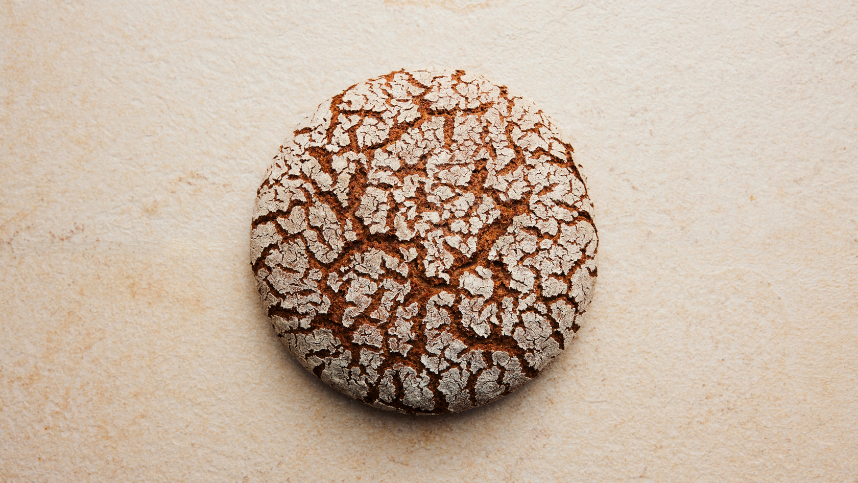Pain rustique à la croûte croustillante sur une surface claire