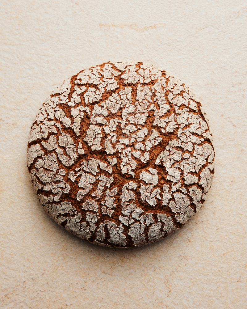 Pane rustico con una crosta croccante su una superficie chiara