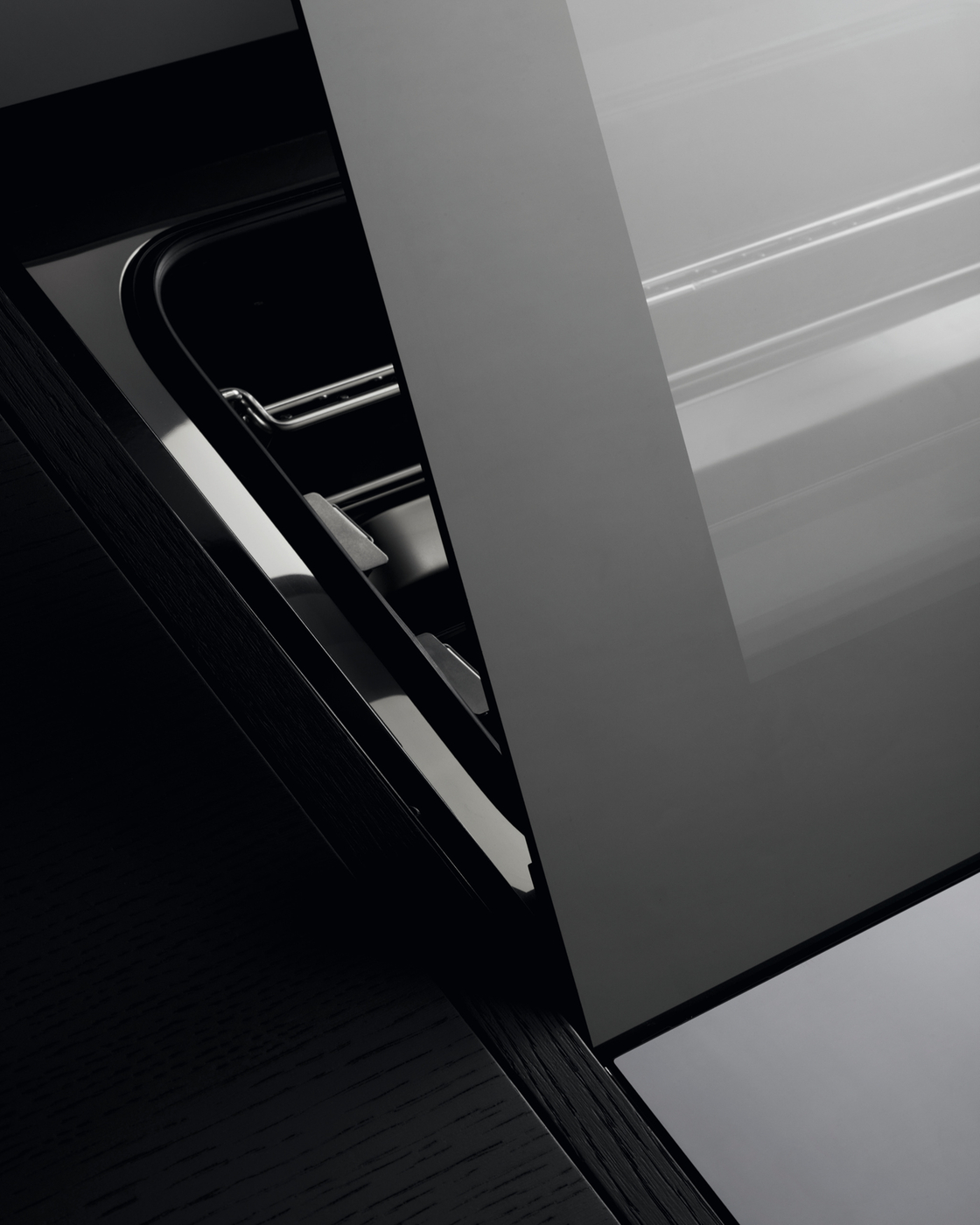 Detailansicht eines modernen Backofens in einer stilvollen Küche mit minimalistischem Design.
