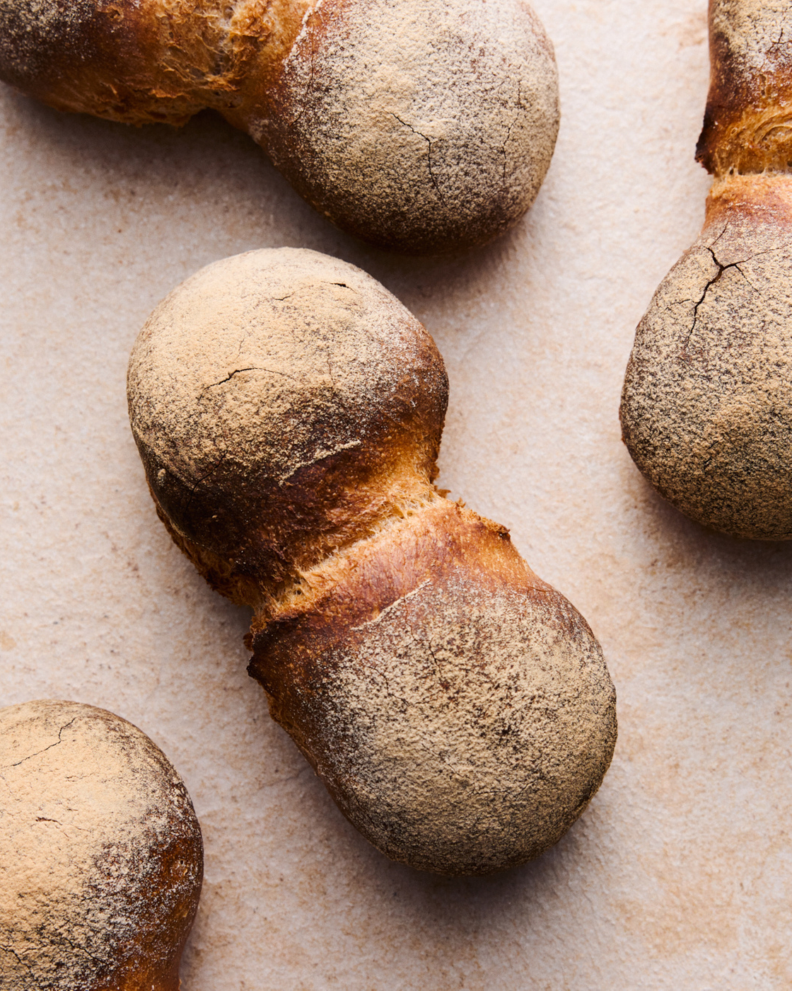 Pain fraîchement cuit avec une croûte croustillante sur un fond clair
