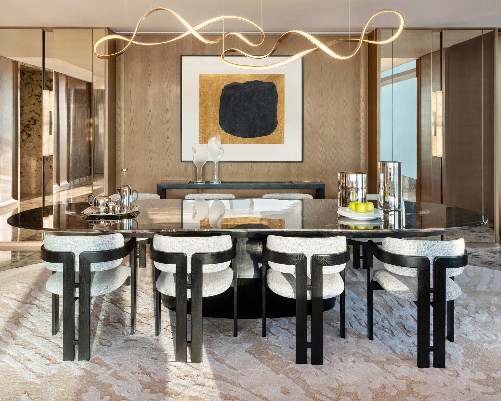 Sala da pranzo con grande tavolo, sedie moderne e illuminazione elegante