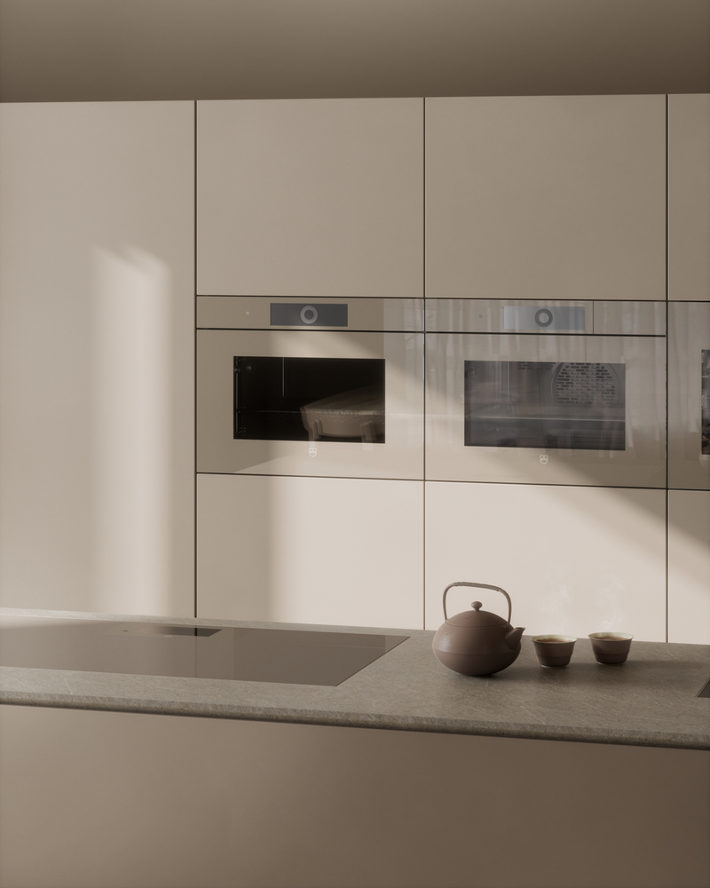 Minimalistische Küche mit Einbaugeräten, Kochfeld und Teekanne auf einer hellen Kücheninsel