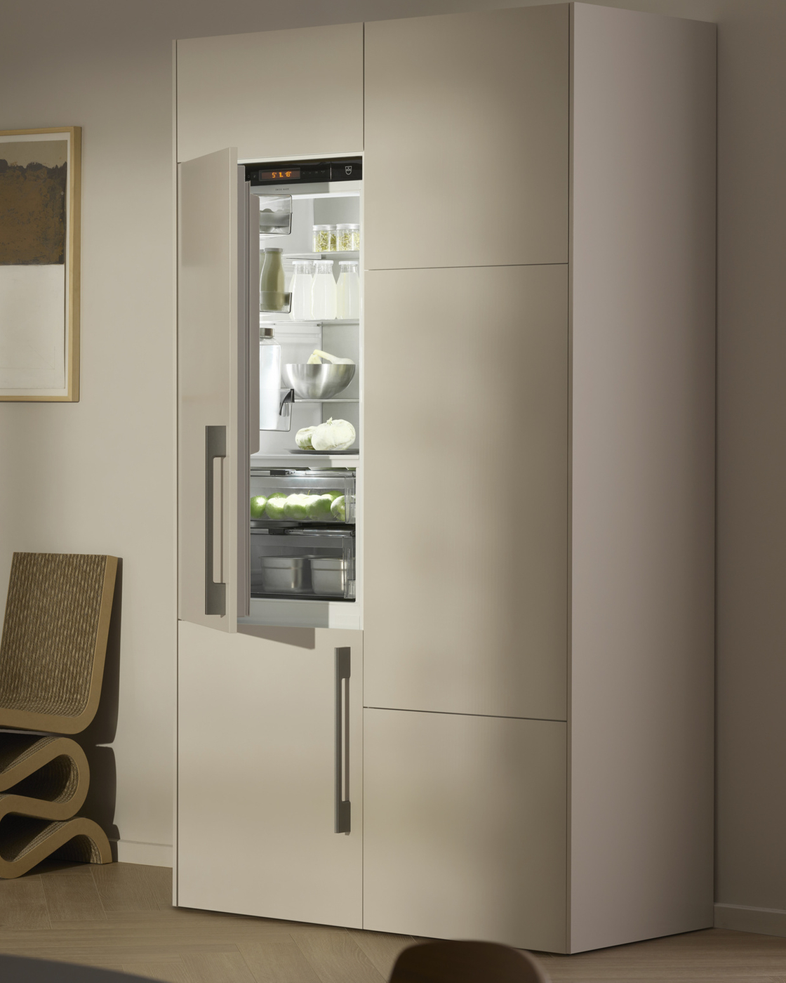 Moderner eingebauter Kühlschrank in einer eleganten Küche mit geöffnetem Türdesign.