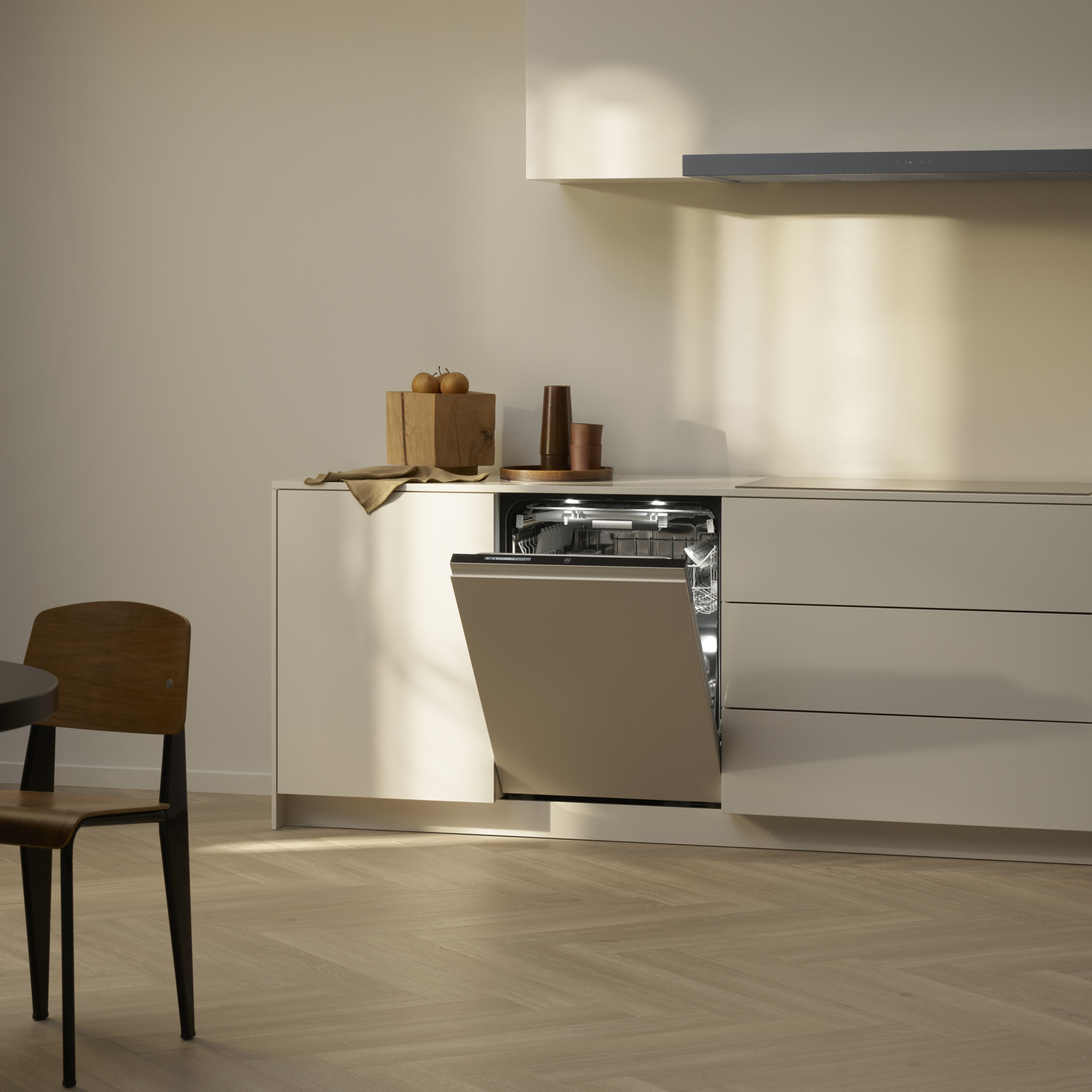 Moderne vaatwasser in een minimalistische keuken met een open deur en stijlvol design.