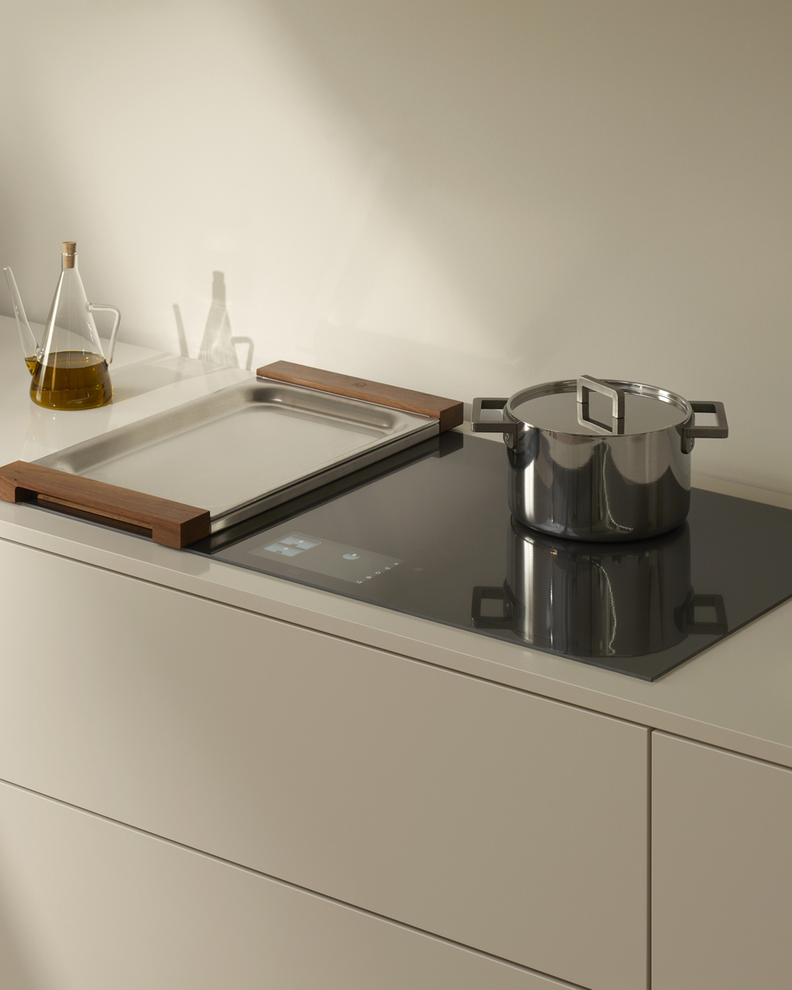 Induktionskochfeld mit Kochtopf und Glasabdeckung in einer modernen Küche