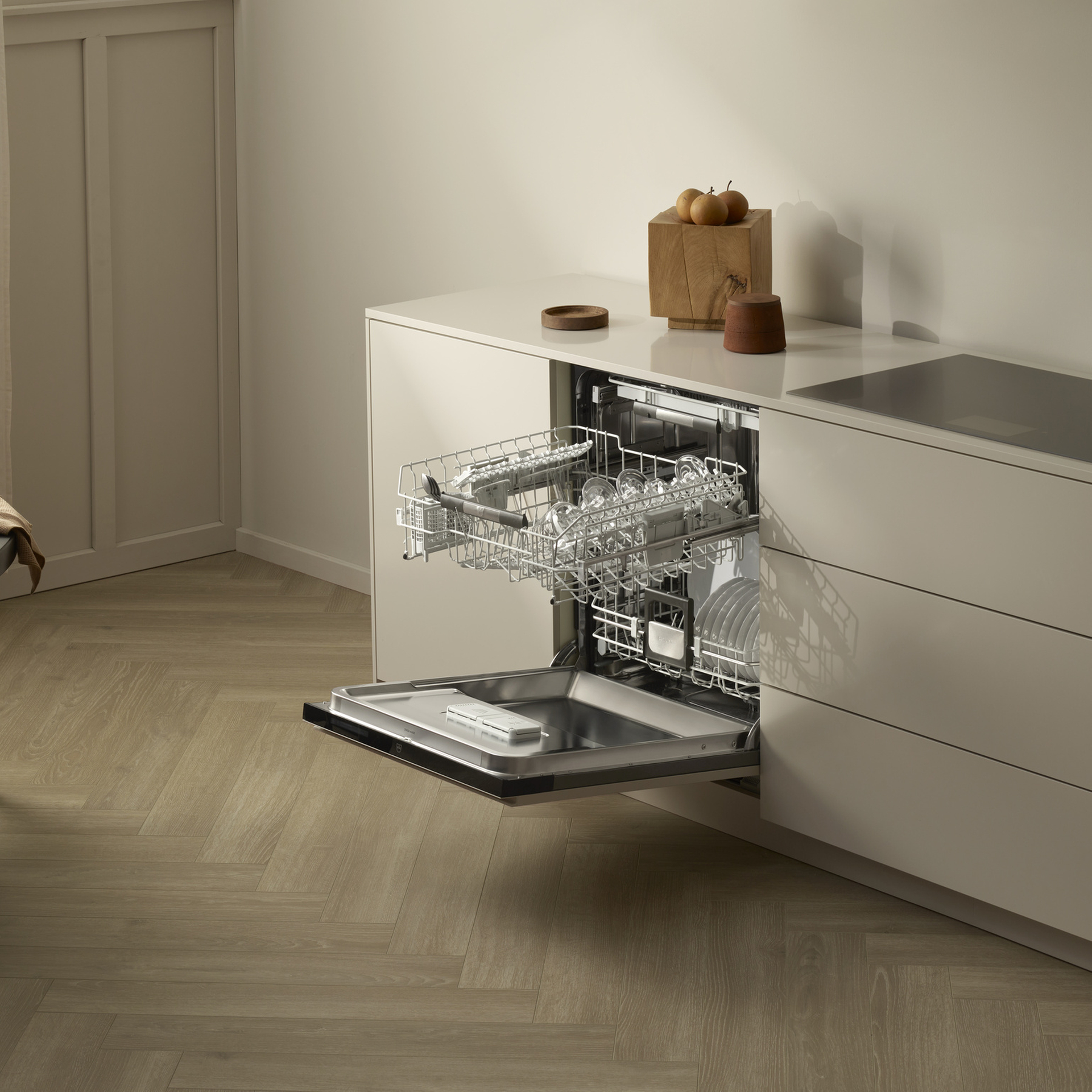 Moderne vaatwasser met open deur in een elegante keuken