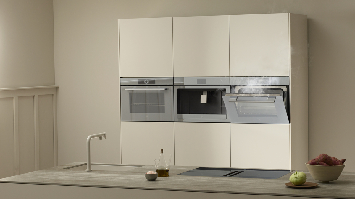 Cucina moderna con forno a incasso e vaporiera dal design minimalista