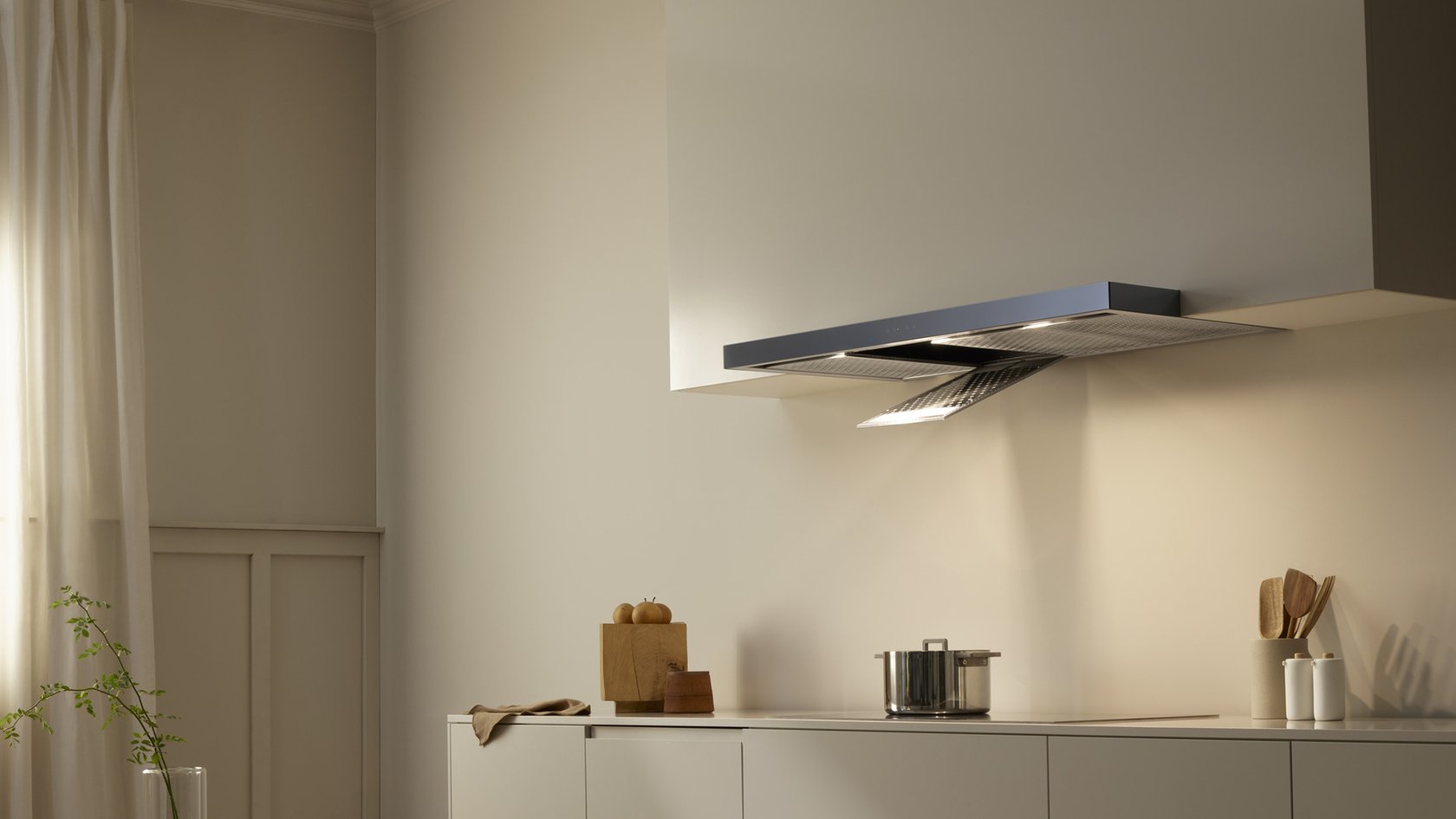 Cuisine moderne avec hotte aspirante et table de cuisson minimalistes