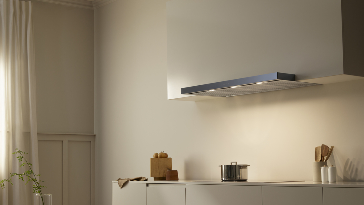 Cucina moderna con aspiratore sopra il piano cottura dal design minimalista