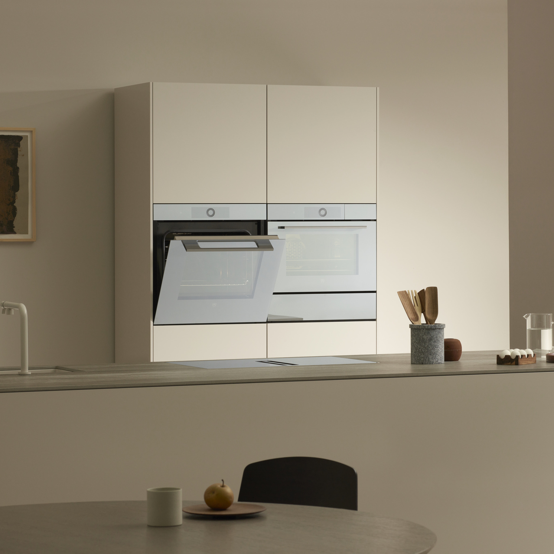 Cucina moderna con due forni a incasso e arredamento minimalista.