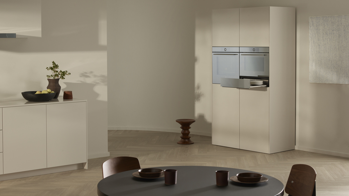 Cucina moderna con due forni a incasso e arredamento minimalista