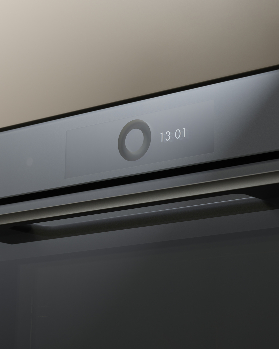 Nahaufnahme eines modernen Backofen-Displays mit digitaler Uhranzeige.