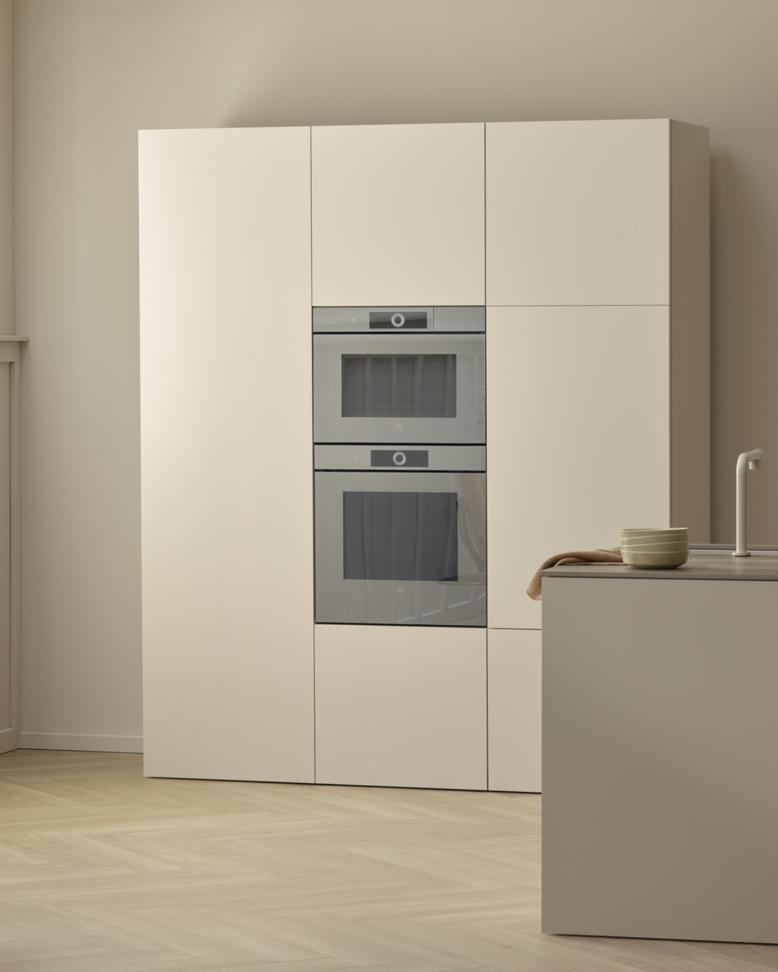 Moderne Küche mit zwei eingebauten Backöfen in minimalistischem Design