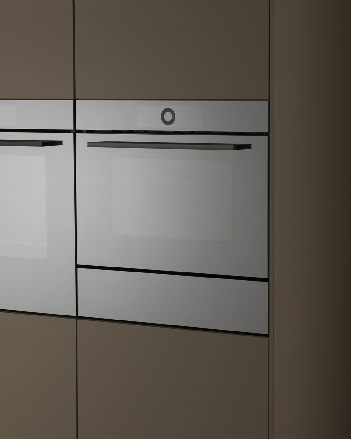 Eingebaute moderne Backöfen in einer eleganten Kücheneinrichtung.