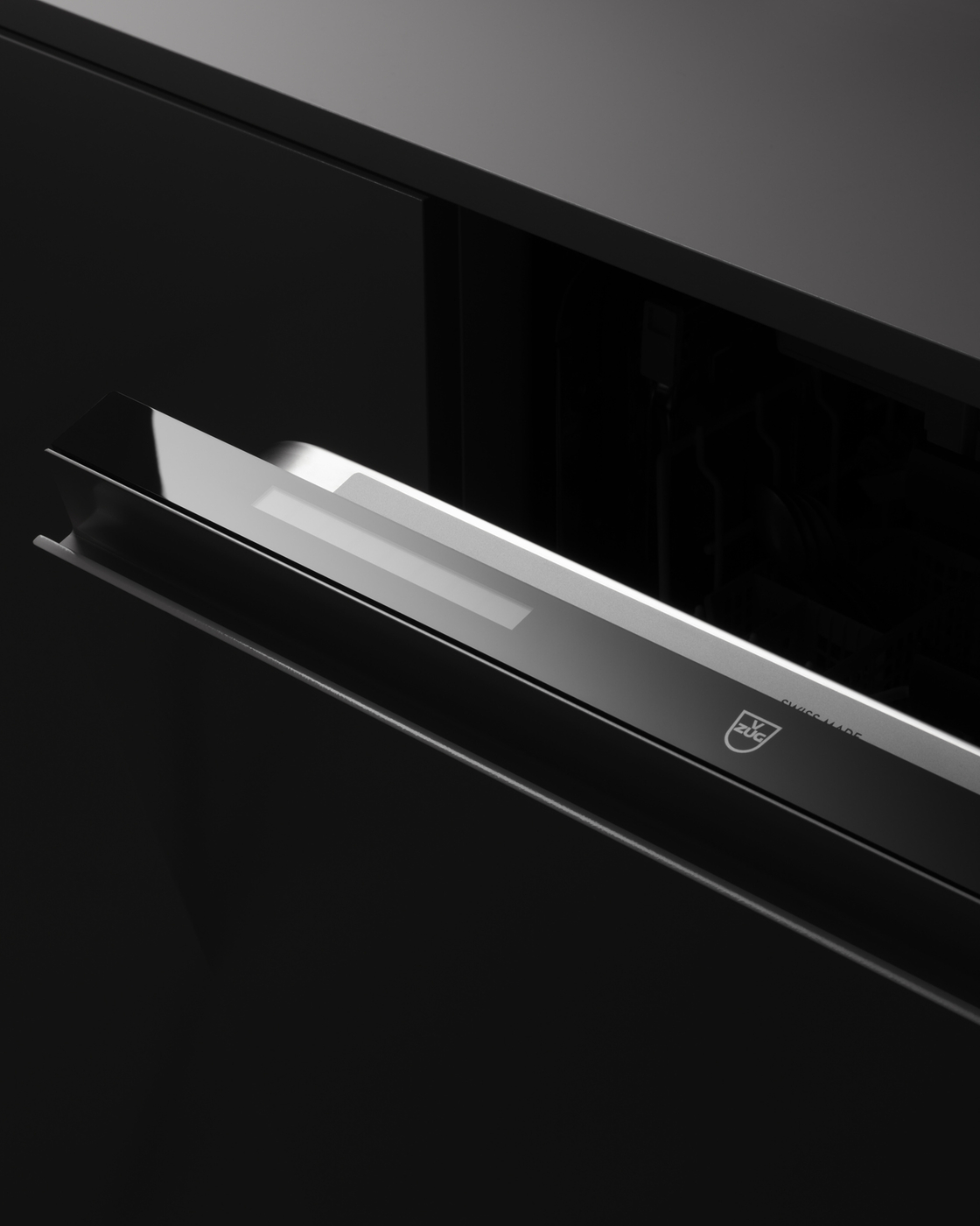 Detailaufnahme eines Geschirrspülers mit schwarzem Design und Edelstahlgriff.